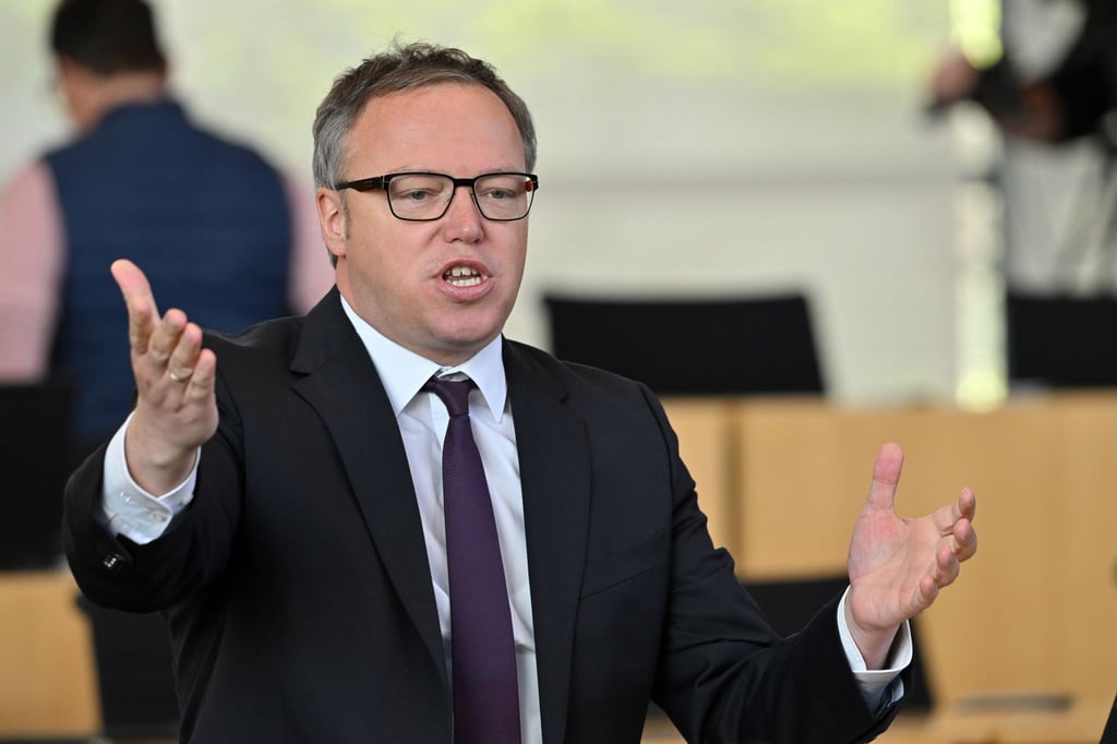Mario Voigt, CDU-Fraktionschef, spricht im Plenarsaal des Thüringer Landtags zur Regierungserklärung zum Thüringen-Monitor 2023.