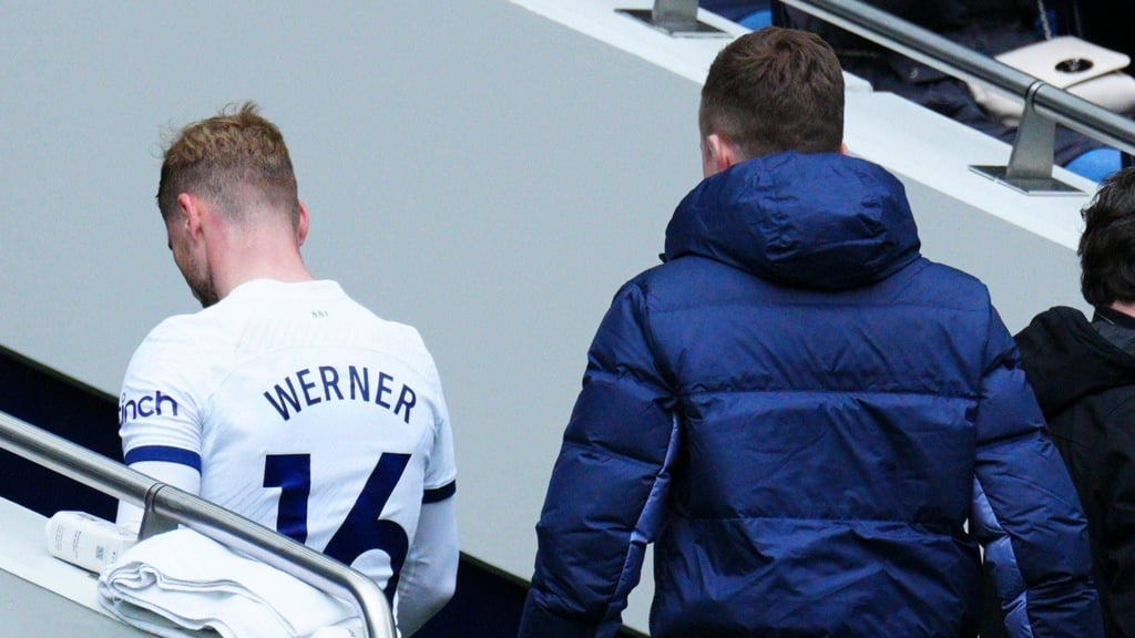 Timo Werner verlässt verletzt das Spiel der "Spurs" gegen Arsenal London