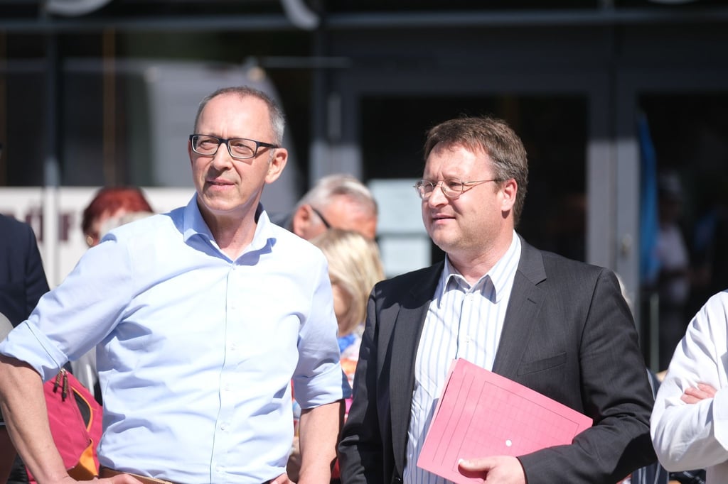 Jörg Urban (l), Landesvorsitzender der AfD Sachsen, und Robert Sesselmann (AfD), Landrat des Kreises Sonneberg in Thüringen, stehen bei einer Kundgebung der AfD.