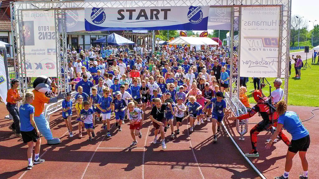 Der große Start in den dritten Spendenlauf im Wanzleber Bördestadion.