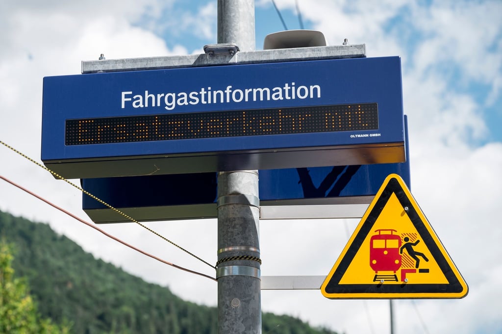 Ein Hinweisschild der Deutschen Bahn.