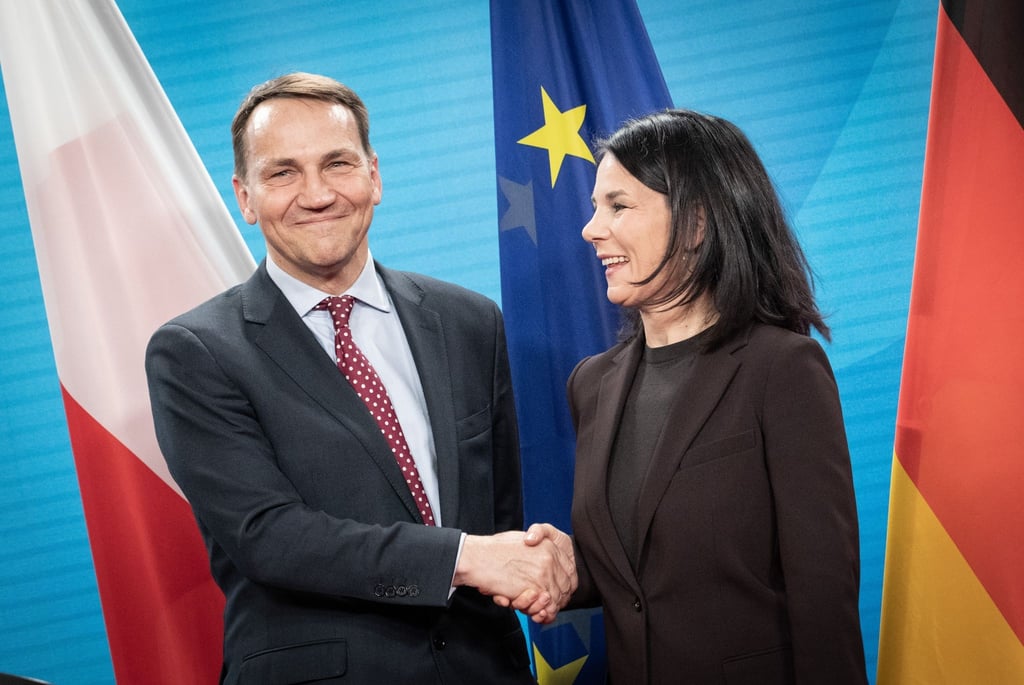 Annalena Baerbock (Bündnis90/Die Grünen), Außenministerin, nimmt neben Radoslaw Sikorski, Außenminister von Polen an einer Pressebegegnung nach dem bilateralen Gespräch teil.