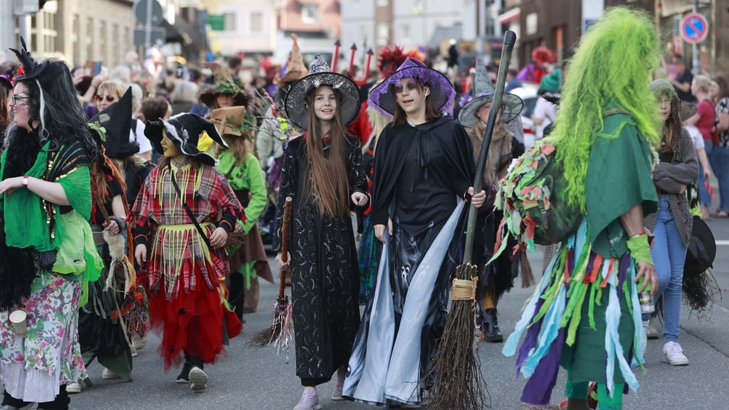 Thousands celebrate Walpurgis Night in the Harz Mountains with costumes and music