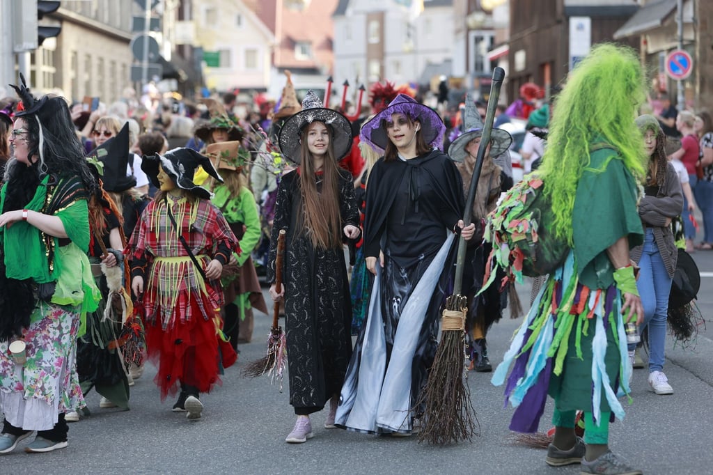 Als Hexen und Teufel Kostümierte feiern im Kurpark in Braunlage Walpurgis.
