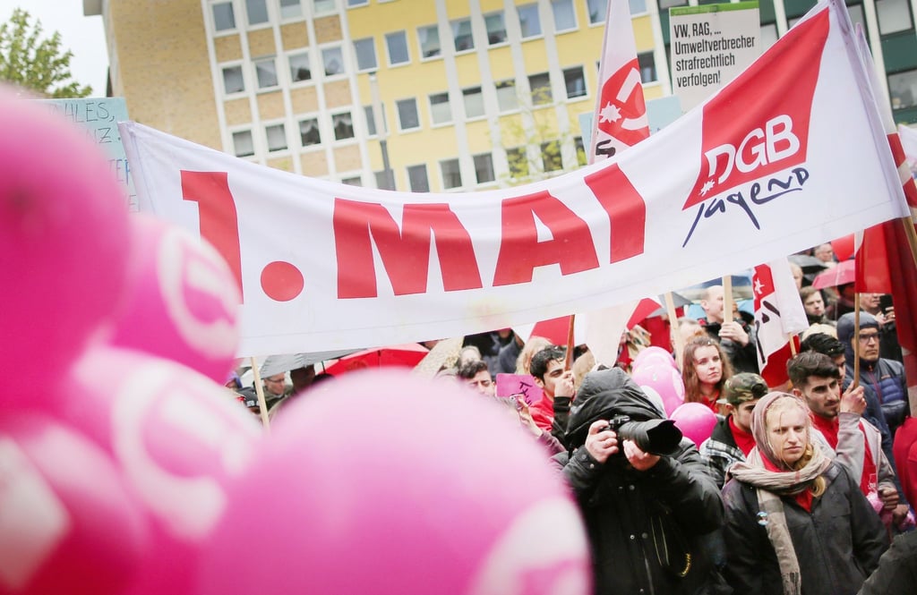 Ein Banner mit der Aufschrift "1. Mai DGB-Jugend" ist bei der damaligen zentralen Mai-Kundgebung des Deutschen Gewerkschaftsbundes (DGB) zu sehen.