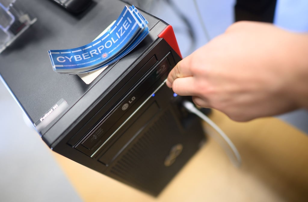 Aufkleber „Cyber Polizei“.