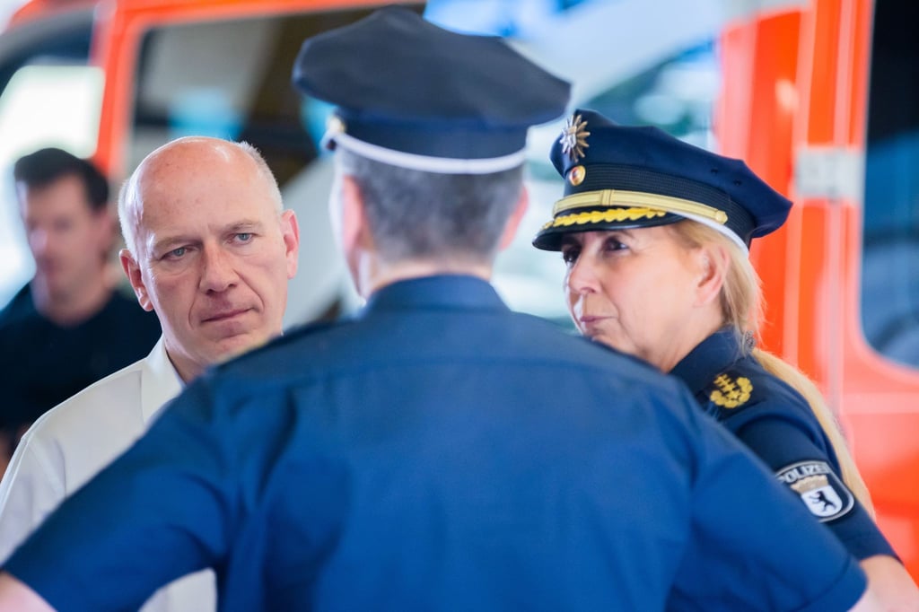 Kai Wegner (CDU), Regierender Bürgermeister von Berlin, und Barbara Slowik, Polizeipräsidentin in Berlin, bei einem Besuch der Feuerwehrwache in der Wilmsstraße im Stadtteil Kreuzberg.