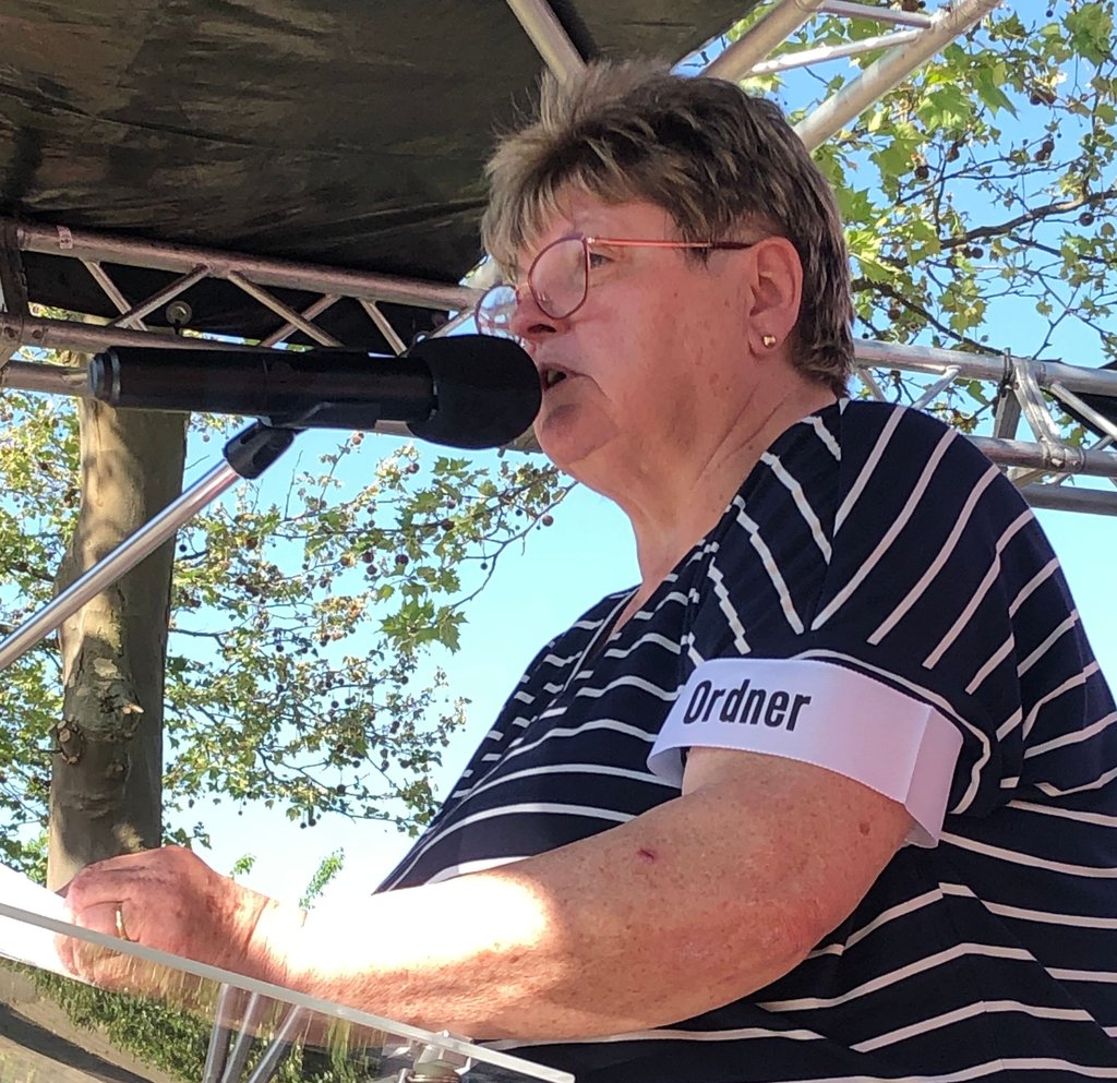 Marlis Erdelyi, stellvertretende Vorsitzende des DGB-Kreisverbands Burgenlandkreis, sprach ein Grußwort.
