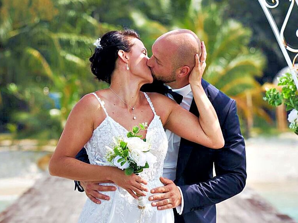 "Gesrandet in den Flitterwochen" auf Sat 1: Nadin aus Halle und ihr Niklas bei ihrer Hochzeit am Strand von Malaysia.