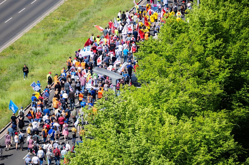 Eine Demonstration zieht durch die Straßen Berlins.