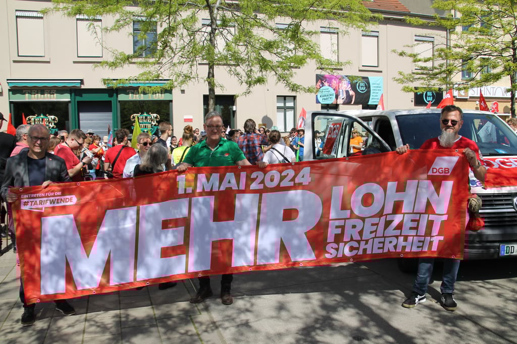 DGB-Vetreter mit Protestplakat am Steintor in Halle am Mittwochvormittag