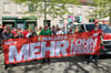 DGB-Vetreter mit Protestplakat am Steintor in Halle am Mittwochvormittag