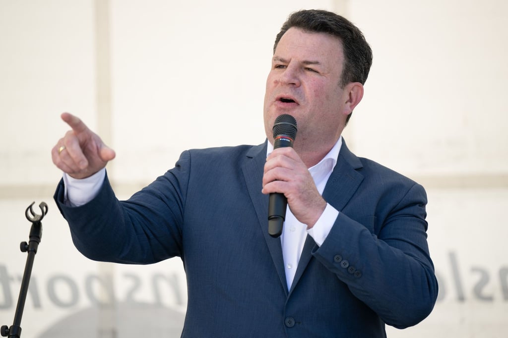 Hubertus Heil (SPD), Bundesminister für Arbeit und Soziales, spricht auf einer Kundgebung des Deutschen Gewerkschaftsbundes zum 1. Mai.