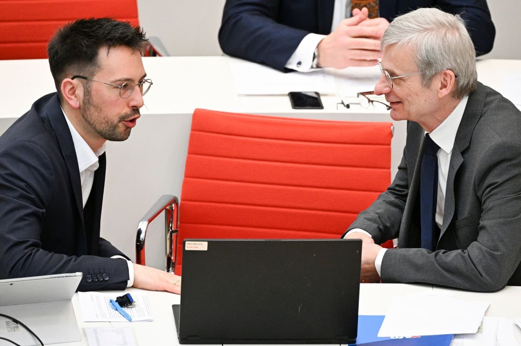 Dennis Hohloch (l) und Hans-Christoph Berndt (beide AfD) unterhalten sich bei der 99. Sitzung des Landtages Brandenburg.