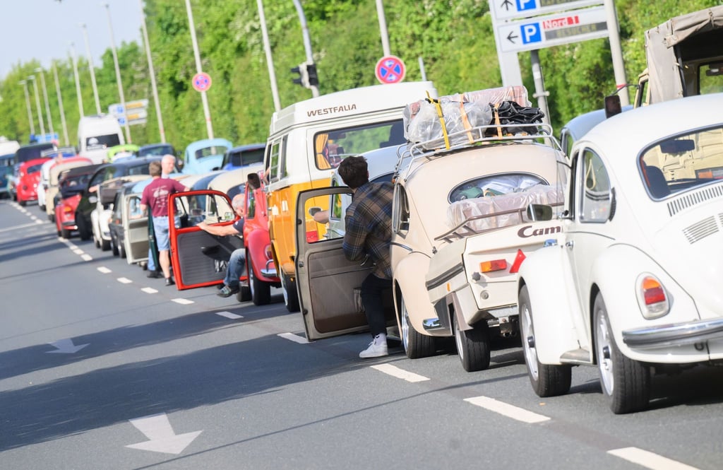 Volkswagen Käfer stehen im Stau zum 41. MaiKäfertreffen auf dem Messegelände.