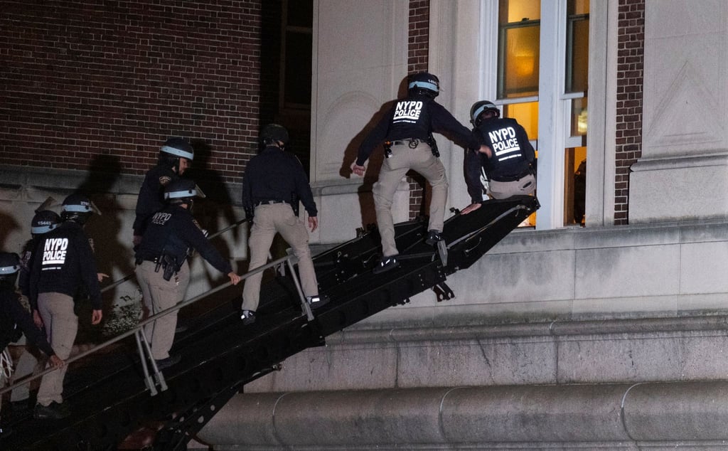 Polizisten dringen in das obere Stockwerk der Hamilton Hall auf dem Campus der Columbia University in New York ein.