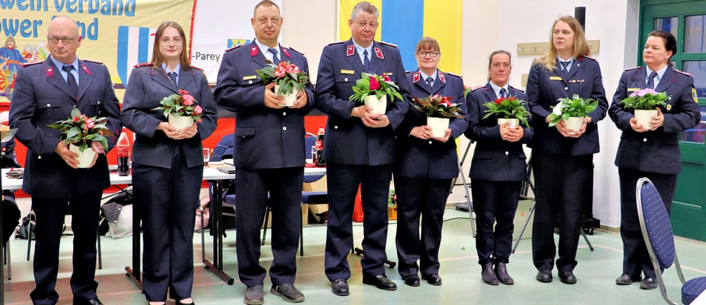 In den neuen Vorstand des Kreisfeuerwehrverbandes Jerichower Land wurden Swen Trunt (FFw Hohenwarthe), Celina-Marie Steller (FFw Güsen), Peter Reddig (FFw Gerwisch), Torsten Quenstedt (FFw Wörmlitz), Petra Hädicke (FFw Theeßen), Britt Jedeck (FFw Hohenwarthe), Julia Hauschild (FFw Dannigkow) und Daniela Quenstedt (FFw Wörmlitz, v. li.) gewählt. Nicht im Bild ist Christian Bruchmüller (FFw Gerwisch).
