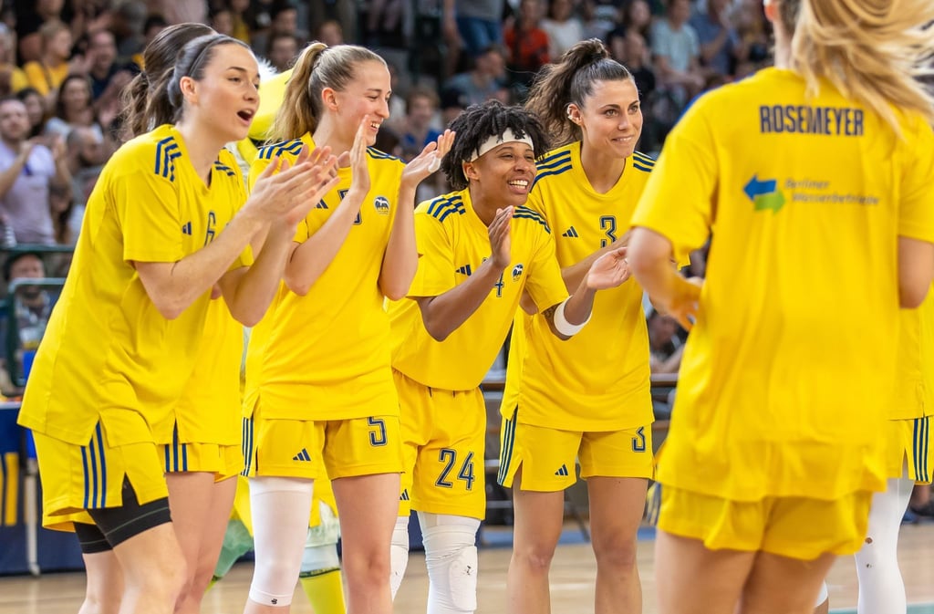 Berlins Tessa Stammberger (l-r), Lucy Reuß, Deeshyra Thomas und Theresa Simon begrüßen ihre Teamkolleginnen auf dem Court.