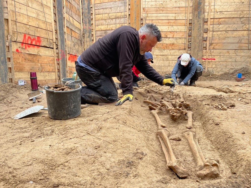 Archäologen haben unterm Landtags-Bau schon 30 Gräber freigelegt.