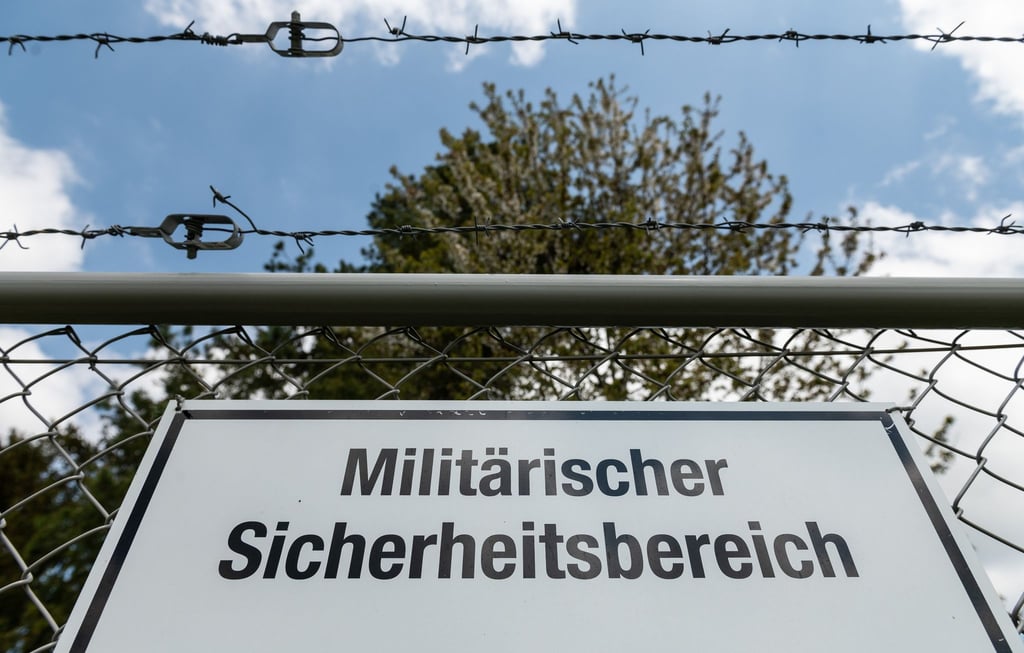 Schild mit der Aufschrift „Militärischer Sicherheitsbereich“.