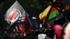 Teilnehmer der "Revolutionären 1. Mai-Demonstration" tragen Flaggen.
