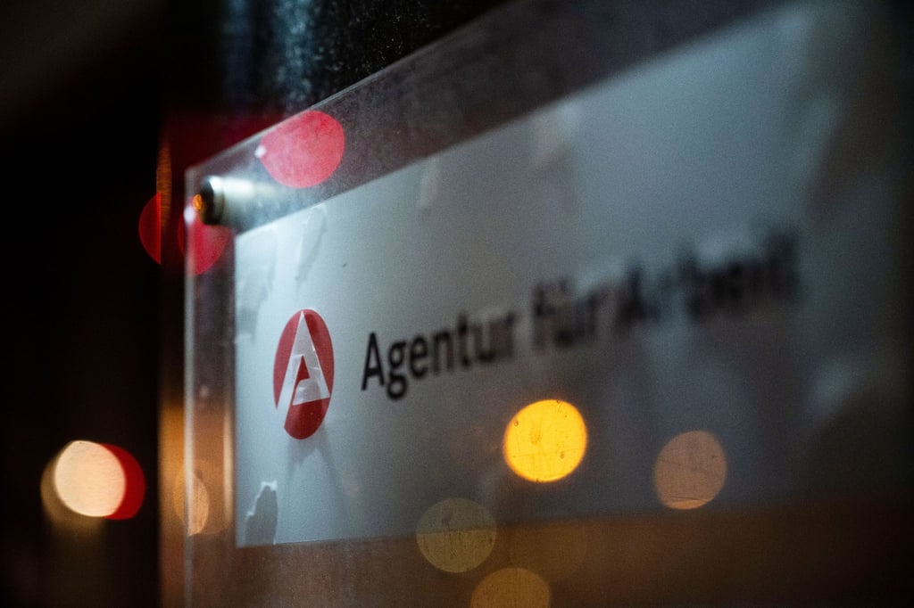 Ein Schild weist auf die Agentur für Arbeit hin. Die Regionaldirektion Baden-Württemberg der Bundesagentur für Arbeit veröffentlicht ihren Arbeitsmarktbericht.