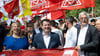 Petra Köpping (l-r), Hubertus Heil (beide SPD) und Markus Schlimbach nehmen an einer Kundgebung teil.