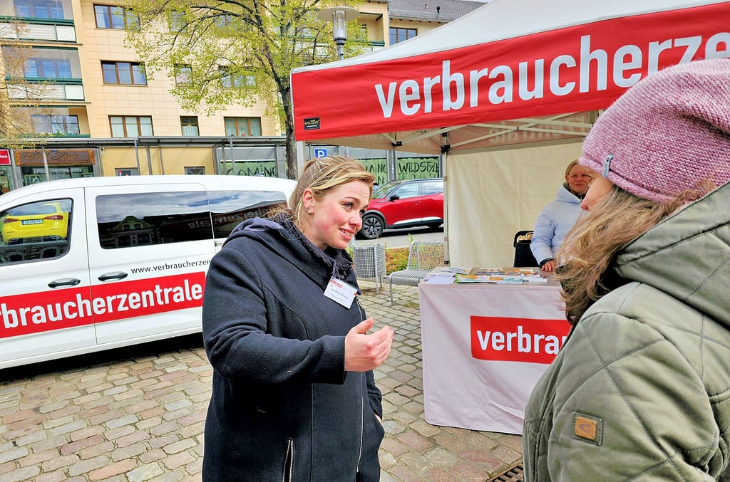 Josefine Pönicke von der Pflegerechtsberatung im Gespräch mit einer Ratsuchenden