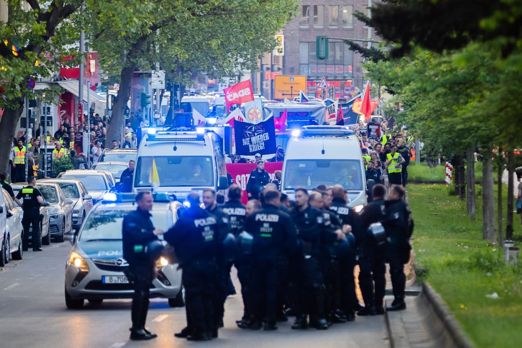 Der Zug einer Demonstration linker Gruppen unter dem Motto „Für Frieden und soziale Gerechtigkeit“.