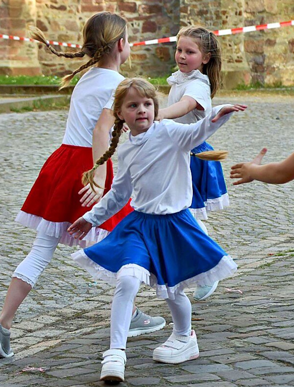 Die Jüngsten vom Calvörder Karnevalsclub tanzen um den Maibaum herum.