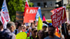 Die Demonstration des DGB (Deutscher Gewerkschaftsbund) zum 1. Mai unter dem Motto „Mehr Lohn, mehr Freizeit, mehr Sicherheit“ startet an der Karl-Marx-Allee - Karl-Marx-Allee.