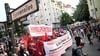 Die "Revolutionären 1. Mai-Demonstration" biegt in die Sonnenallee in Neukölln ein.