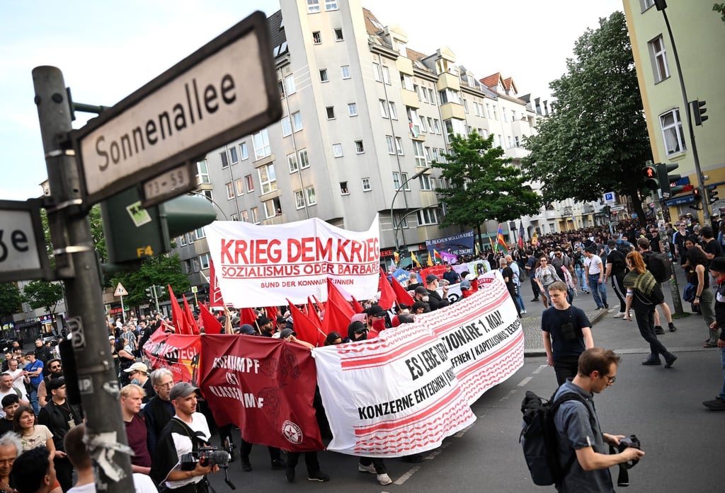 Die "Revolutionären 1. Mai-Demonstration" biegt in die Sonnenallee in Neukölln ein.