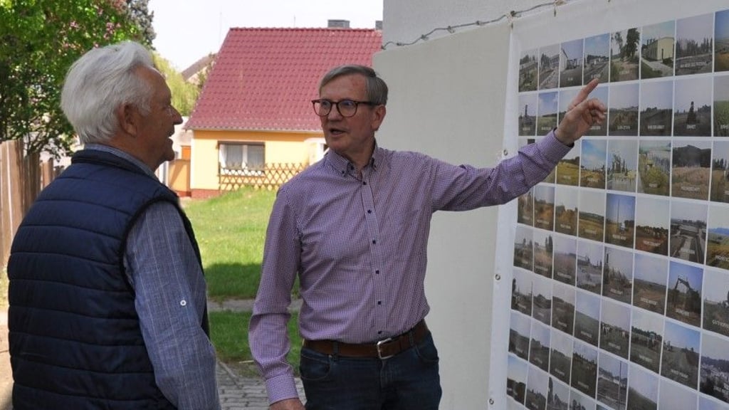 Klaus Voth (re.) und Otto Paul in der Ausstellung "Schweinebewusstsein" in Gladau