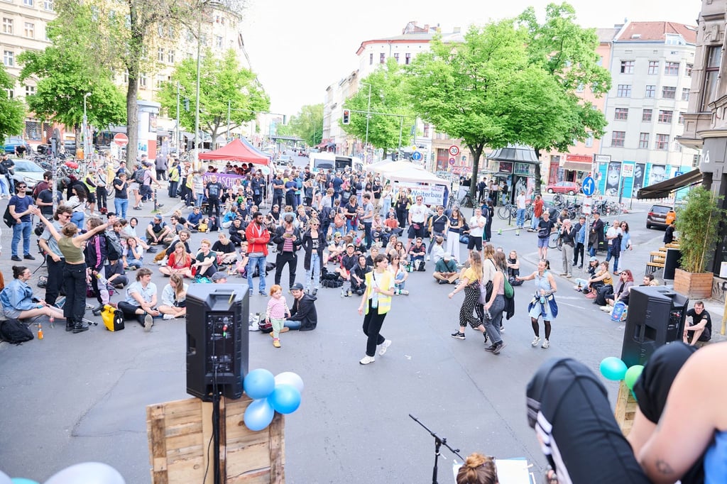 Mitglieder von unterschiedlichen Bündnissen wie „Tesla den Hahn abdrehen“ oder „A100 stoppen!“ feiern in Kreuzberg ein Straßenfest.