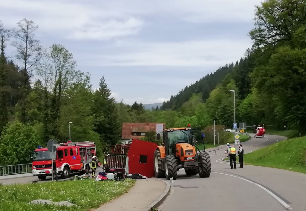 Unfall mit Maiwagen: Rettungskräfte neben dem umgestürzten Maiwagen in Kandern.