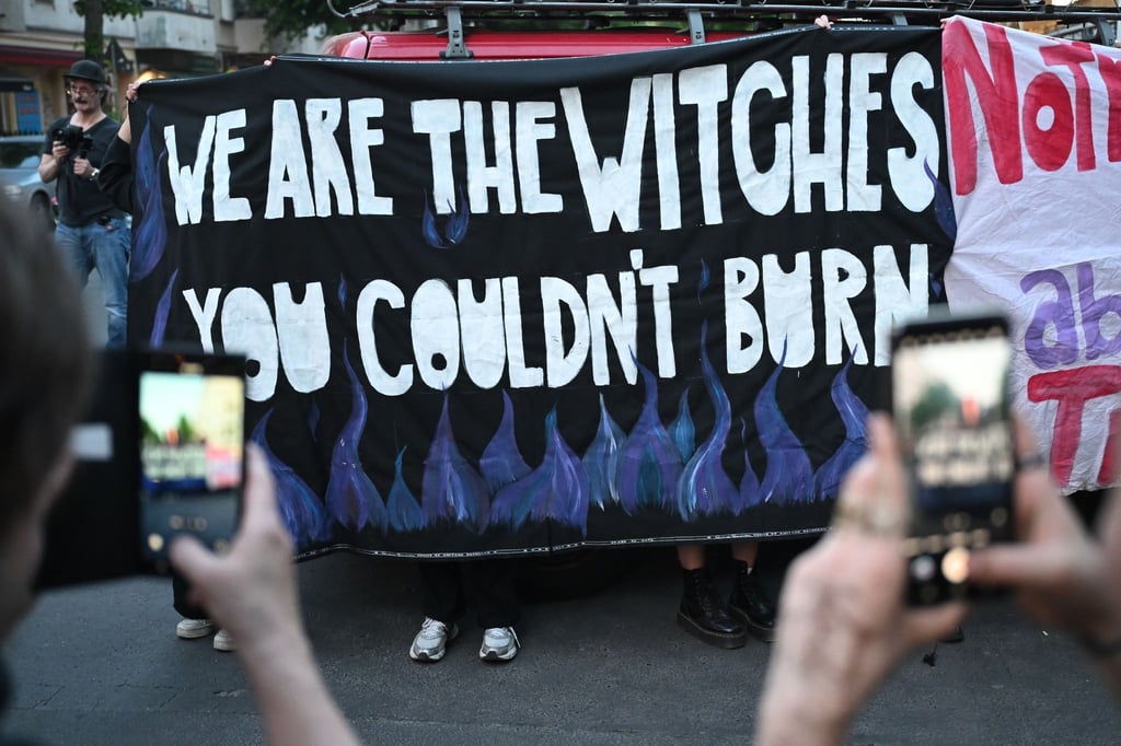 „We are witches you couldn’t burn“ steht während der Frauen-Demo „Take back the night“ auf einem Banner.