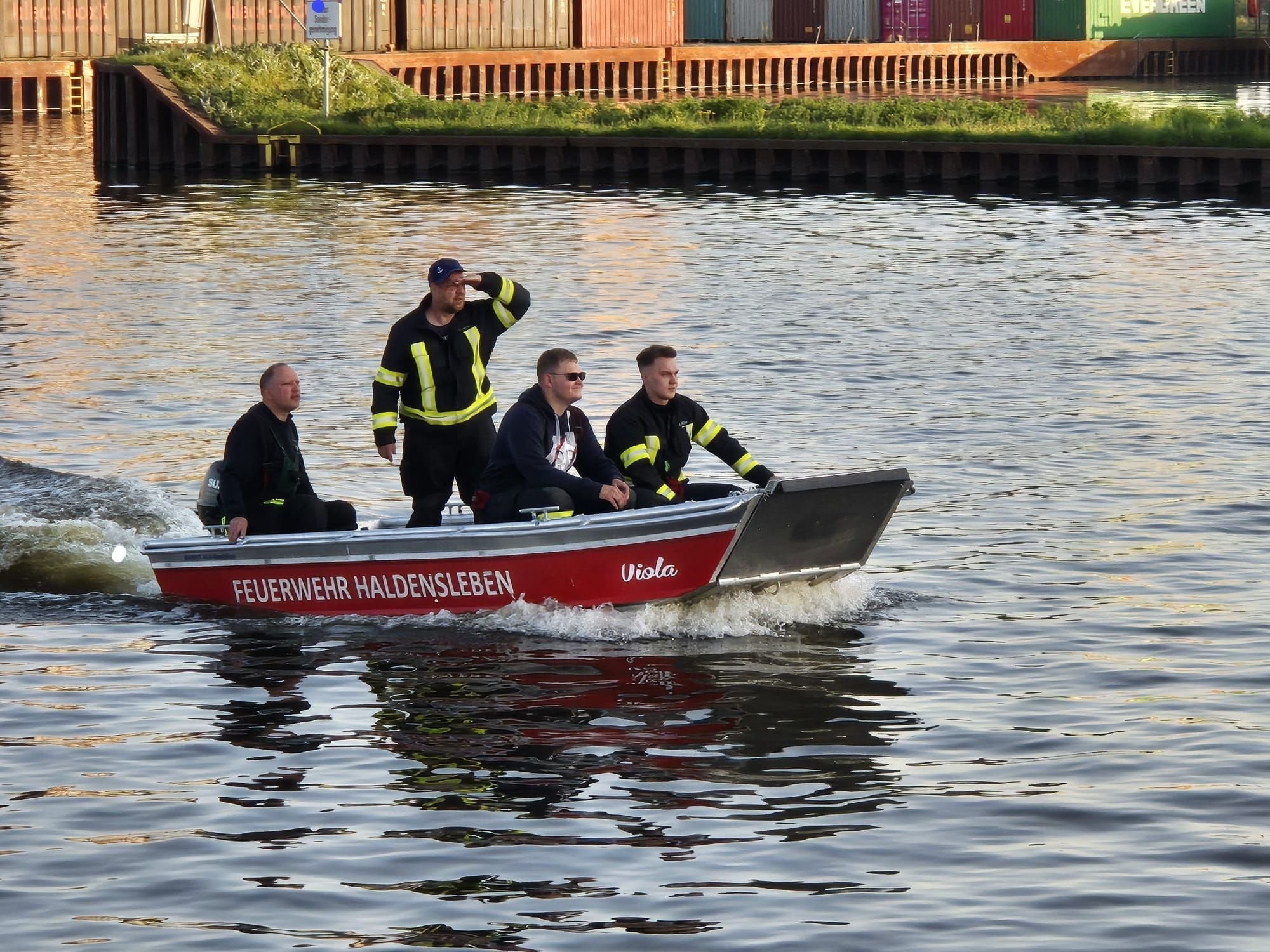 Tier in Not: Reh in Mittellandkanal bei Haldensleben gestürzt: Feuerwehr und Wasserschutzpolizei suchen das Tier