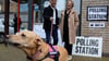 Londons Bürgermeister Sadiq Khan kommt mit seiner Frau Saadiya Ahmed und dem gemeinsamen Hund zur Stimmabgabe.