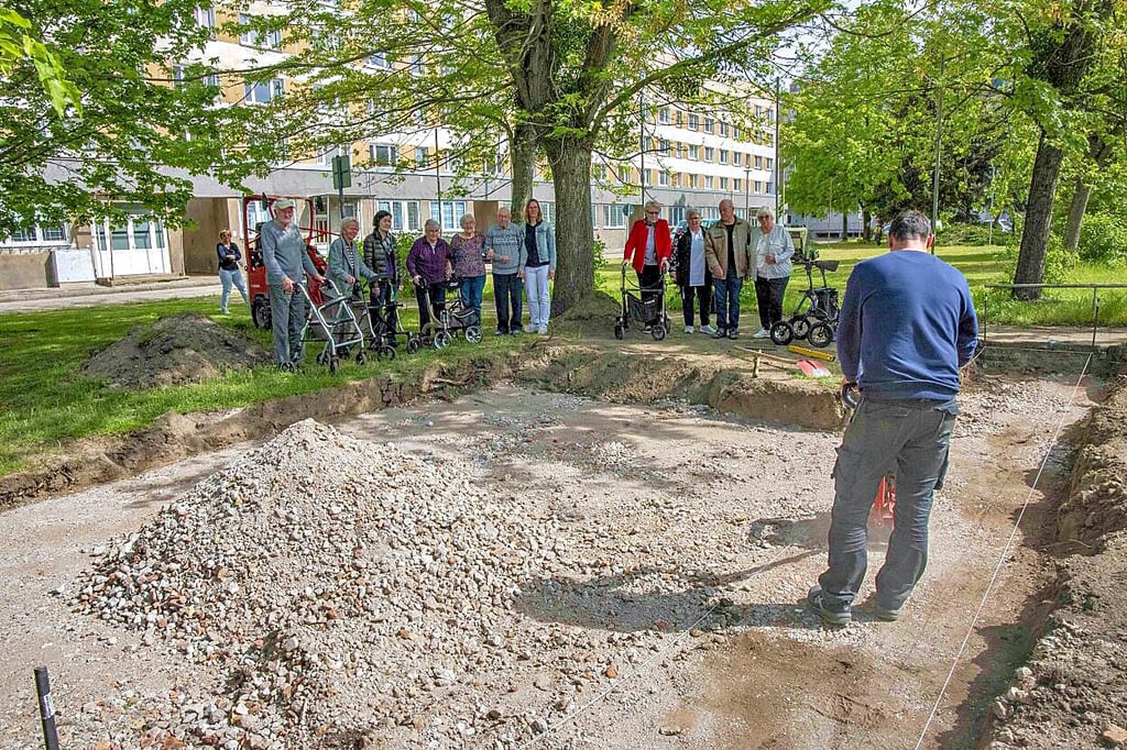Baustelleninspektion im Innenhof der Tagespflege „Kurzurlaub“: Die Senioren fiebern der Fertigstellung ihres neuen Sitzbereiches entgegen.