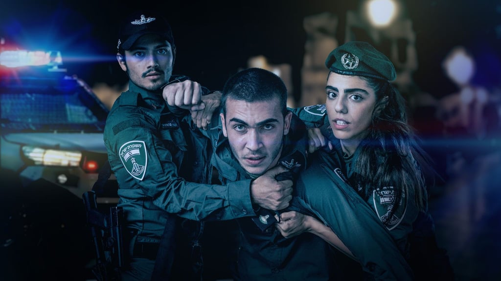Kobi (Ido Elieli, l-r), Avi (Ben Sultan) und Miri (Noa Astanjelove) müssen als Neulinge beim Grenzschutz zahlreiche Herausforderungen bewältigen.