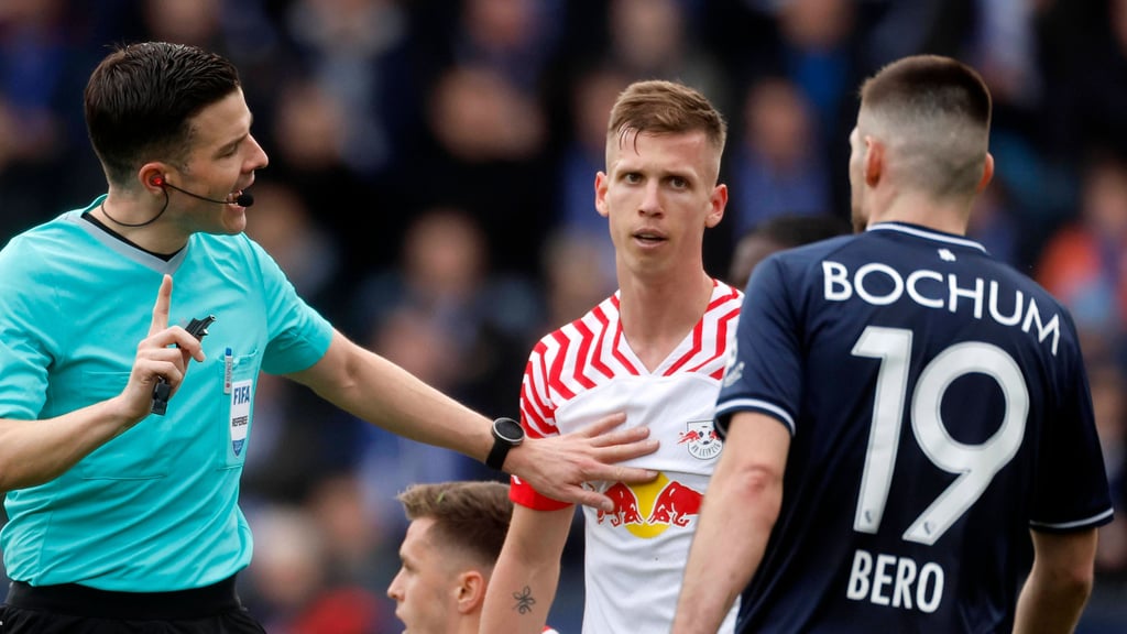 Schiedsrichter Harm Osmers redet auf RB-Profi Dani Olmo ein.