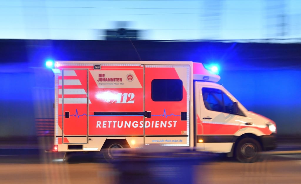 Nach einem Unfall auf der L163 im Saalekreis ist ein 19 Jahre alter Motorradfahrer schwer verletzt in eine Klinik eingeliefert worden.