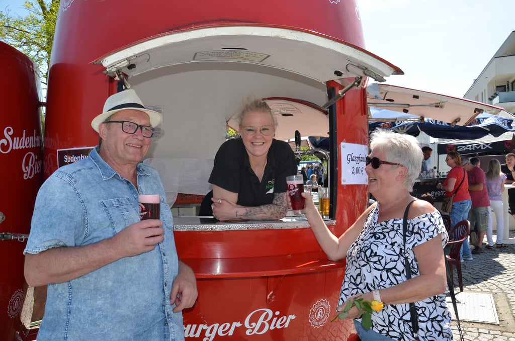 Kirschbier aus Sudenburg, in einem originellen Fass vom Fass gezapft, kam gut an. Das nächste Mal gern mehr solcher "Kirsch-Ideen" für das Kirschblütenfest.