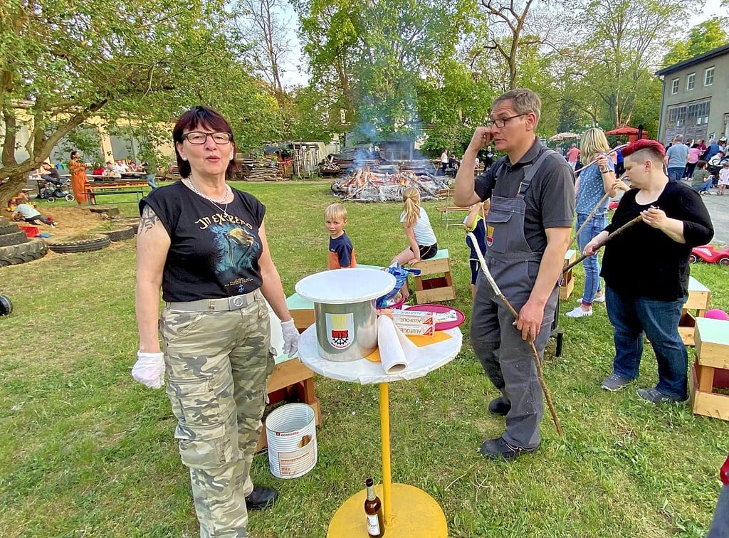 Beim Maifeuer in Mark Zwuschen gab es neben Deftigem zu essen aus der hauseigenen Feldküche viele Gespräche rund um das Feuer. Weil es vor allem am Feuer sehr heiß war, rückten viele zunächst weg vom Feuer.