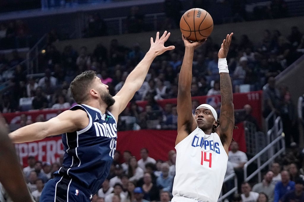 Maxi Kleber (l) von den Dallas Mavericks machte gegen die Los Angeles Clippers ein starkes Spiel.