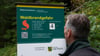 Ein Hinweisschild zum Thema Waldbrandgefahr steht an einem Wanderweg im Nationalpark Sächsische Schweiz.