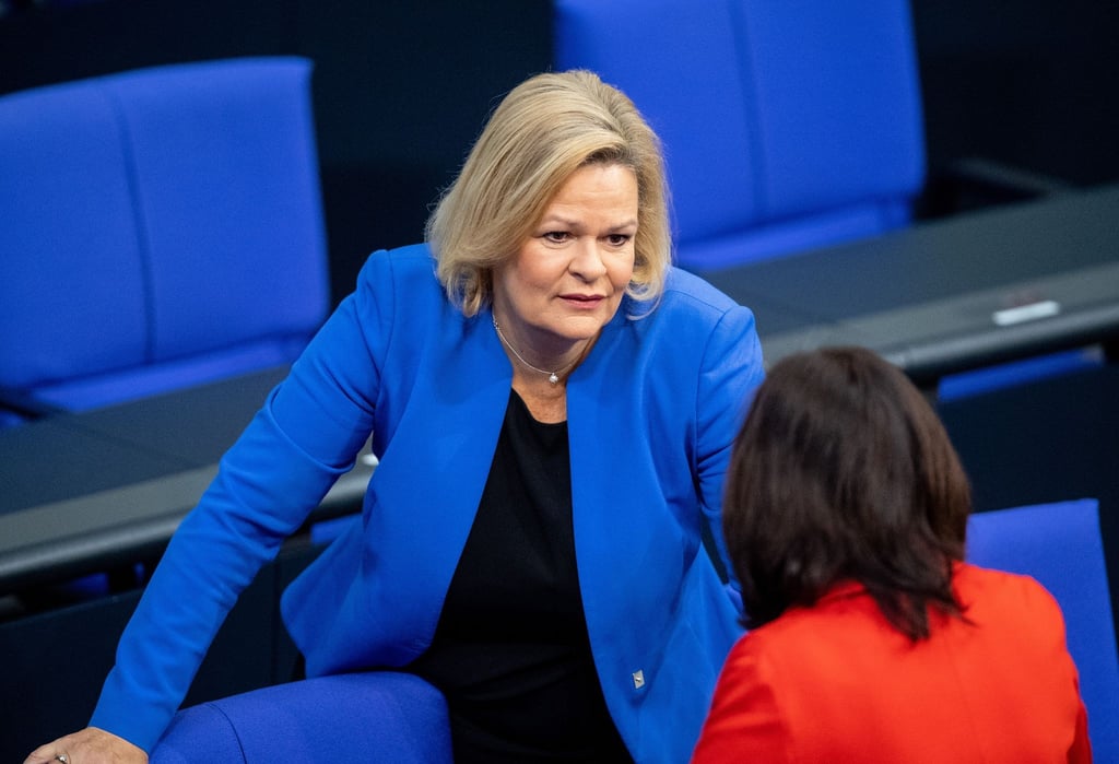 Nancy Faeser (SPD, l), Bundesinnenministerin, und Katrin Göring-Eckardt (Bündnis 90/Die Grünen), Bundestagsvizepräsidentin.