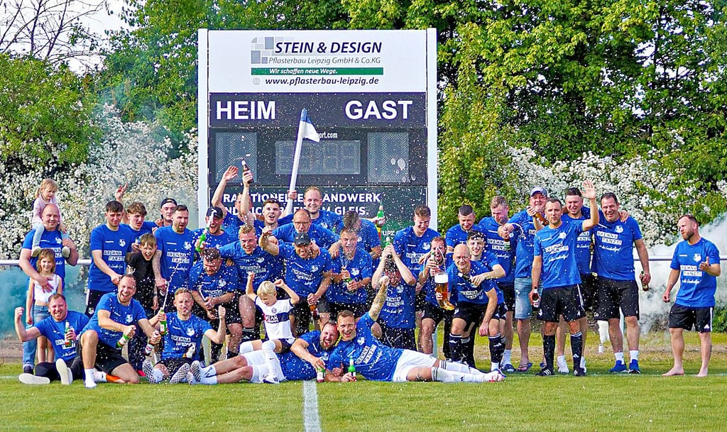 Durchmarsch: Die Fußballer von Blau-Weiß Brehna bejubeln ihren vorzeitigen Aufstieg in die Landesliga.