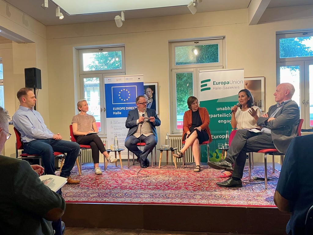 „Es wird immer noch etwas draufgesetzt“: In Halle diskutierten fünf Kandidaten über die Europawahl im Juni. Artjom Pusch (links, CDU) debattierte mit Ines Schwerdtner (Linke), Moderator Christian Scharf, Thea-Helene Gieroska (Grüne), Yvonne von Löbbecke (FDP) und Thomas Rieke (SPD).